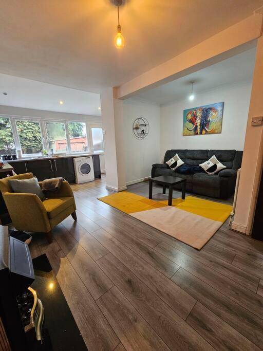 Swankyhome 4 Groups Near M5. Holiday home *